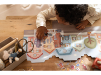 LITTLE DUTCH Knížka se samolepkami Hasičská stanice Jim