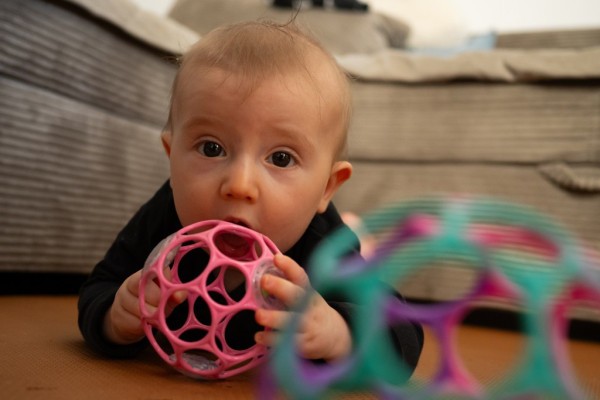 OBALL Hračka Oball RATTLE 10 cm 0m+
