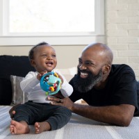 BABY EINSTEIN Hračka senzorický míč s kousátkem Rattle & Sense™ 3m+