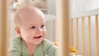 KINDERKRAFT Postýlka dřevěná se zábranou Lunky Grey