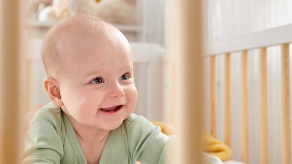 KINDERKRAFT Postýlka dřevěná se zábranou Lunky Grey