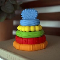 BABY EINSTEIN Kousátko stohovací 2v1 Stack&Teethe™ 0m+