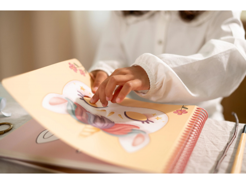 LITTLE DUTCH Kniha s vystřihovacími maskami Rosa