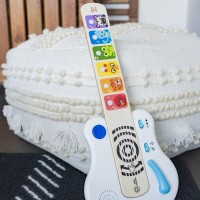 BABY EINSTEIN Kytara dotyková Strum Along Songs™ Magic Touch™ HAPE 12m+