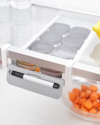 SKIP HOP Držák do chladničky s označovačem a stohovatelných nádobkami na jídlo 8 x 60 ml