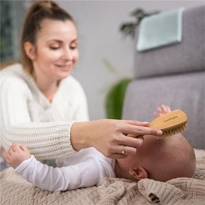 BABYONO Kartáč na vlasy s přírodními štětinkami medium 0m+