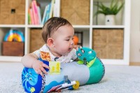 BABY EINSTEIN Polštář podpůrný válec Rhythm of the Reef™ 0 m+