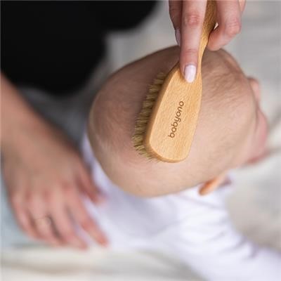 BABYONO Kartáč na vlasy s přírodními štětinkami medium 0m+