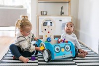 BABY EINSTEIN Hračka dřevěná aktivní vlečka Discovery Buggy HAPE 12m+