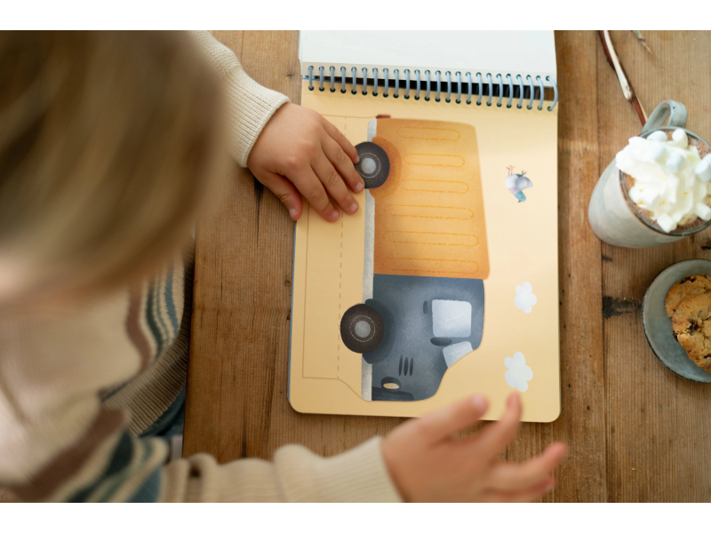 LITTLE DUTCH Kniha s vystřihovacími auty Jim