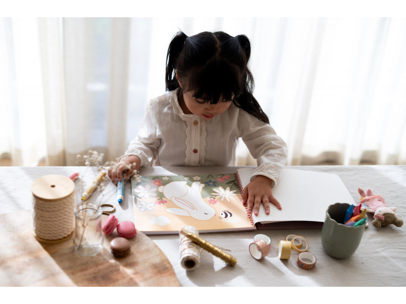 LITTLE DUTCH Omalovánky s pastelkami Zahrada Rosa