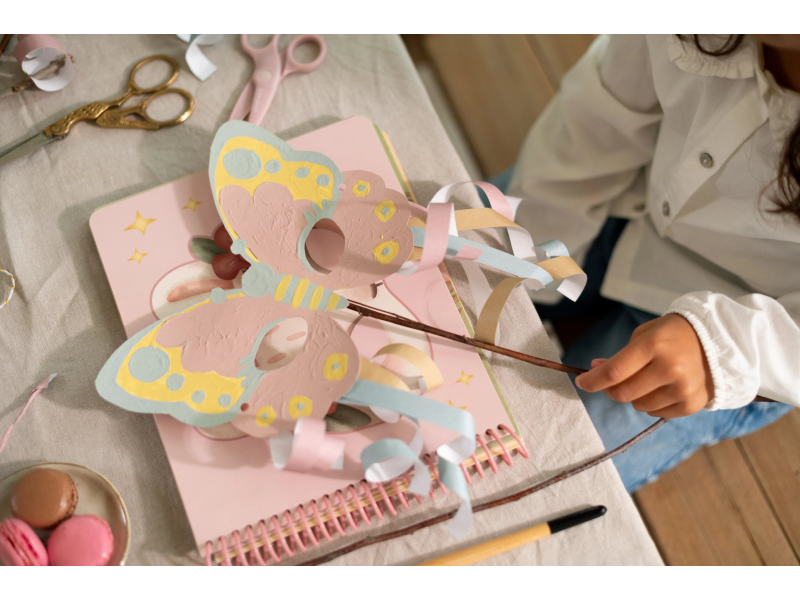 LITTLE DUTCH Kniha s vystřihovacími maskami Rosa