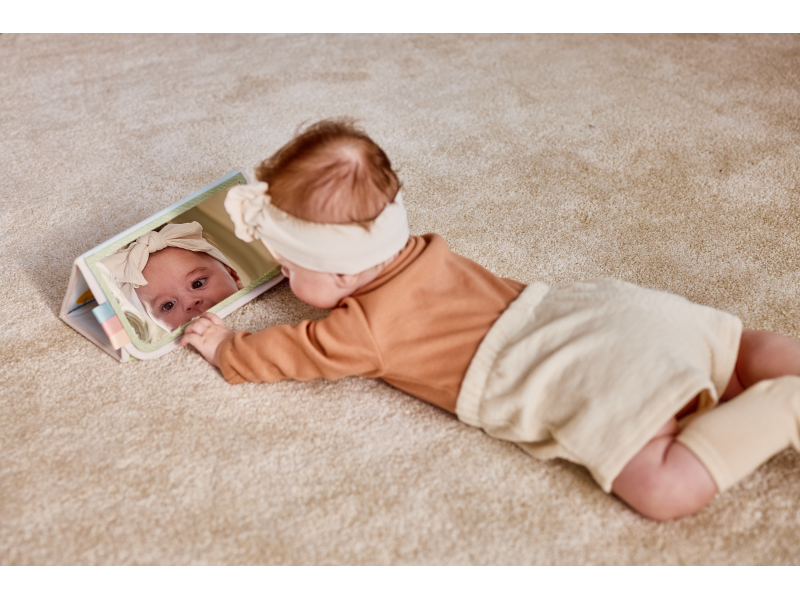 TINY LOVE Knížka s aktivitami pro hru na bříšku Farmers Funday