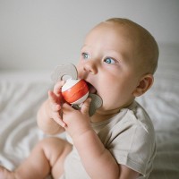 BABYONO Chrastítko s kousátkem 3m+ Candy