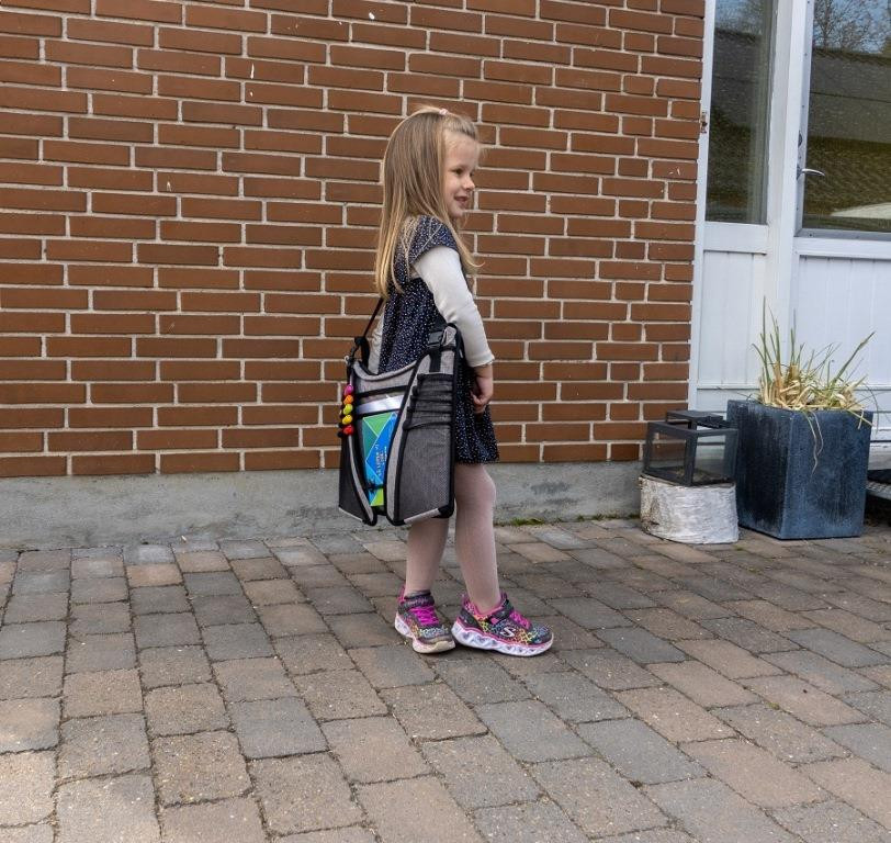 BABY DAN TravelFun Hrací pultík do auta