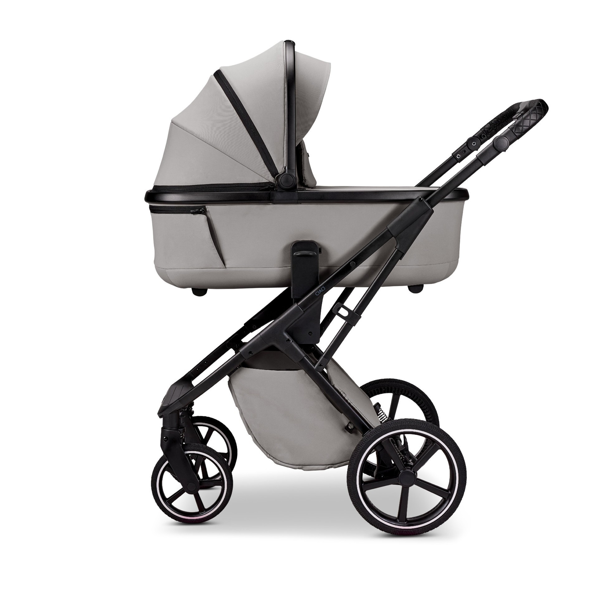 MOON CIAO Hluboká korba, která myslí na nejmenší  Nová hluboká korba CIAO je navržena tak, aby miminku poskytla maximální pohodlí a rodičům ulehčila každou situaci.  Refluxní nastavení výšky hlavičky zajišťuje jemně zvýšenou polohu, která pomáhá při trávení i uklidňuje děti se sklonem k refluxu. Integrovaná zatemňovací funkce vytváří klidnou, zastíněnou atmosféru kdykoli během dne. A když je čas na pozorování světa, stačí odkryt velké panoramatické okno, které spolu s ventilačním okénkem vytváří příjemné proudění vzduchu – ideální pro letní měsíce. Uvnitř vás překvapí nový, prémiový materiál v elegantním odstínu Light Grey, který nejen skvěle vypadá, ale je i příjemný na dotek. Korba je navíc extra široká, takže poskytuje miminku dostatek prostoru i v období, kdy roste rychleji, než si stihnete všimnout.  Velkým plusem je také komfortní prošívané madlo, které usnadňuje přenášení a působí luxusním dojmem.  Sportovní sezení pro malé objevitele  Když dítě vyroste, CIAO se během okamžiku promění ve sportovní kočárek. Výhodou je systém, díky kterému můžete snadno nastavit ve třech stupních stisknutím tlačítka – takže vaše dítě je vždy ve správné výšce, na kterou dosáhnete, ať už u stolu nebo na cestách.  Sportovní sezení nabízí:  Plynule nastavitelnou opěrku zad, vhodnou i pro větší děti Bez okrajová podnožka – poskytuje více prostoru a komfortu při sezení. Pětibodový pás s magnetickým zapínáním, který se snadno ovládá, ale miminko bezpečně drží Paměťová funkce – usnadňuje nasazení i sejmutí korbičky a sportovní části. Jízda, která je lehká jako pírko  CIAO vyniká také svým podvozkem.  Lehká kola s novými sportovními designovými ráfky zajišťují snadnou manipulaci – ve městě, na chodníku i na cestě do parku. Díky skvěle vyvážené konstrukci je kočárek mimořádně obratný a příjemně se s ním jezdí i jednou rukou. Ergonomické madlo lze výškově nastavit tak, aby vyhovovalo každému členovi rodiny. Prostor, praktičnost a detaily, které potěší  CIAO je důkazem, že promyšlenost se skrývá v maličkostech.  Rozšiřitelný spodní koš, přístupný pohodlně z přední strany má dostatek místa na všechny nezbytnosti. Prémiová matrace Träumeland v kvalitě dětské postýlky dává miminku maximální komfort při spaní i odpočinku. Celý kočárek je vyroben z kvalitních, ušlechtilých materiálů, které působí moderně a nadčasově. Na výběr jsou exkluzivní barevné kombinace, které skvěle podtrhují styl rodiny. A jako bonus: součástí balení jsou i adaptéry pro autosedačku, takže můžete snadno přejít z auta rovnou na podvozek.  CIAO – pro život v pohybu  CIAO není jen kočárek. Je to společník, který vás bude provázet od prvních dnů až po období, kdy vaše dítě samo běží napřed. Je lehký, elegantní, funkční a připravený na každý váš plán — od krátkých procházek po celodenní výlety.  Novinka: Nastavení výšky hlavy na korbičce šetrné k refluxu Novinka: Integrovaná funkce zatemnění korbičky NOVINKA: Nová, vysoce kvalitní látka s elegantním vzhledem Nastavení výšky korbičky a sportovní sedačky bez adaptérů Lehká kola s novými sportovními ráfky Moderní interiérový design korby ve světle šedé barvě Více prostoru s extra širokou pohodlnou korbičkou Plynule nastavitelné opěradlo sportovní sedačky pro větší děti Bez okrajová opěrka nohou na sportovním sedadle pro pohodlné sezení větších dětí Paměťová funkce pro snadnou montáž a demontáž korbičky a sportovní sedačky PREMIUM matrace od Träumelandu v kvalitě dětské postýlky Elegantní designové materiály s vysoce kvalitními detaily Dvě velká panoramatická okna s klimatickou zónou pro optimální cirkulaci vzduchu Exkluzivní kombinace barev zvýrazňujících prvků Prošívaná pohodlná rukojeť na korbě Včetně adaptérů pro dětskou autosedačku   Rozložený kočárek (D x Š x V) 94 x 57 x 116 cm Složený kočárek (D x Š x V) 65 x 48 x 26 cm Hluboká vana (D x Š x V) 78 x 44 x 31 cm Vnitřní rozměry sportovního sedáku (D x Š) 92 x 30 cm Délka opěradla sportovní sedačky 50/57 cm Hmotnost včetně hluboké vany 12,6 kg Hmotnost včetně sportovního sedáku 12,4 kg max. hmotnost dítěte (sportovní sedačka) 22 kg Výškově nastavitelná rukojeť 95 - 113 cm  Informace o výrobci  MOON GmbH Maierhof 2 94167 Tettenweis Germany Tel: +49 8532 92 43 0  www.moon-buggy.com  E-mail: service@moon-buggy.com