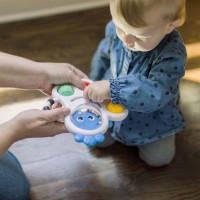 BABY EINSTEIN Hračka senzorická chrastítko a kousátko Opus 's Shape Pops ™ 3m +