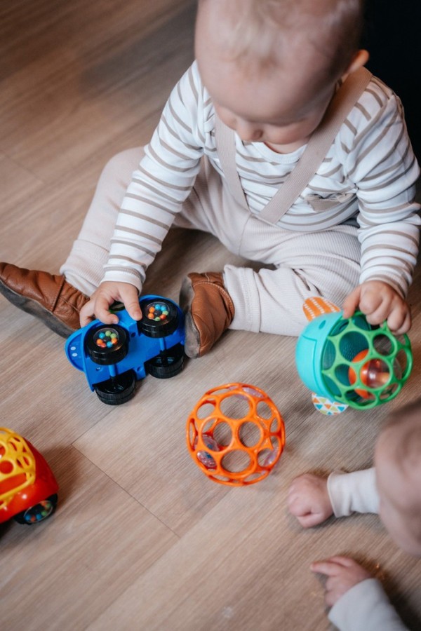 OBALL Hračka Oball RATTLE 10 cm 0m+AQUAINT 100% ekologická čisticí voda 50 ml