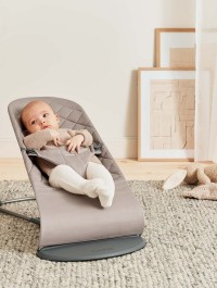 BABYBJÖRN Lehátko Bliss Cotton, Sand Grey s hračkou