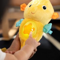 BABY EINSTEIN Hračka uklidňující se senzorem pláče mořský koník Sea Dreams Seahorse™ 0m+