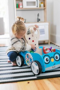 BABY EINSTEIN Hračka dřevěná aktivní vlečka Discovery Buggy HAPE 12m+