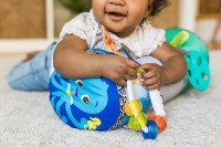 BABY EINSTEIN Polštář podpůrný válec Rhythm of the Reef™ 0 m+