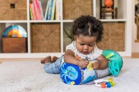 BABY EINSTEIN Polštář podpůrný válec Rhythm of the Reef™ 0 m+