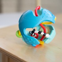 BABY EINSTEIN Hračka senzorický míč s kousátkem Rattle & Sense™ 3m+