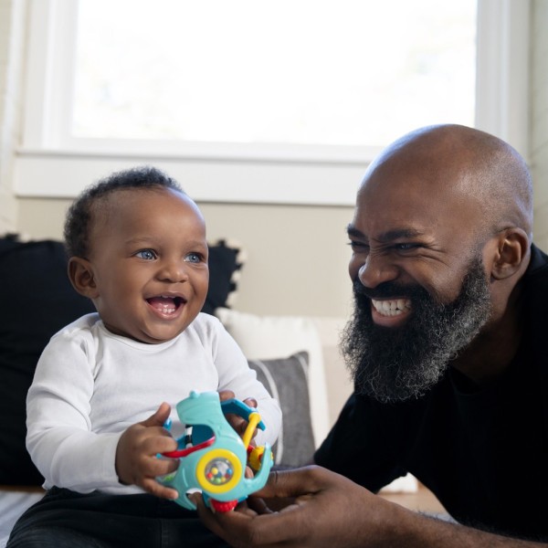 BABY EINSTEIN Hračka senzorický míč s kousátkem Rattle & Sense™ 3m+
