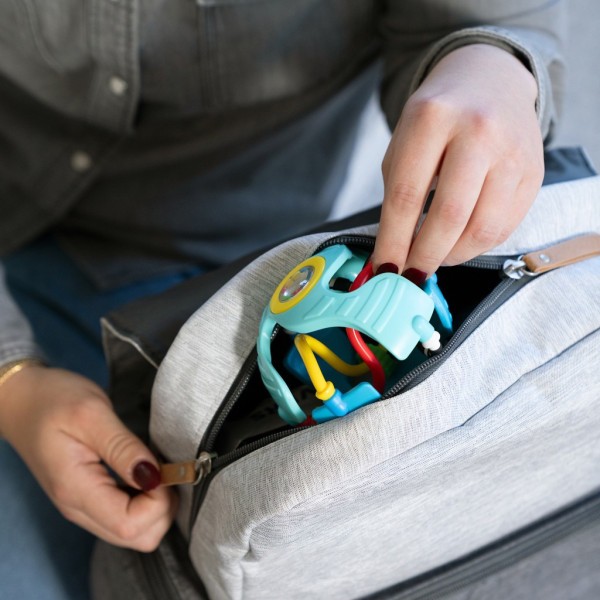 BABY EINSTEIN Hračka senzorický míč s kousátkem Rattle & Sense™ 3m+