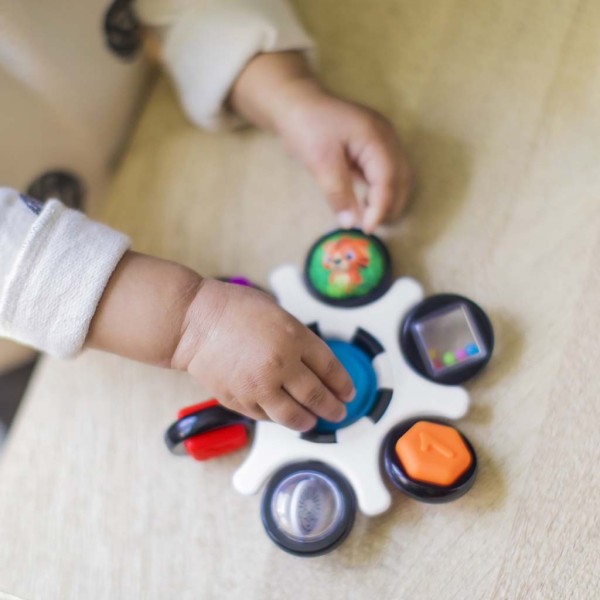 BABY EINSTEIN Hračka senzorická Curiosity Clutch ™ 3m +