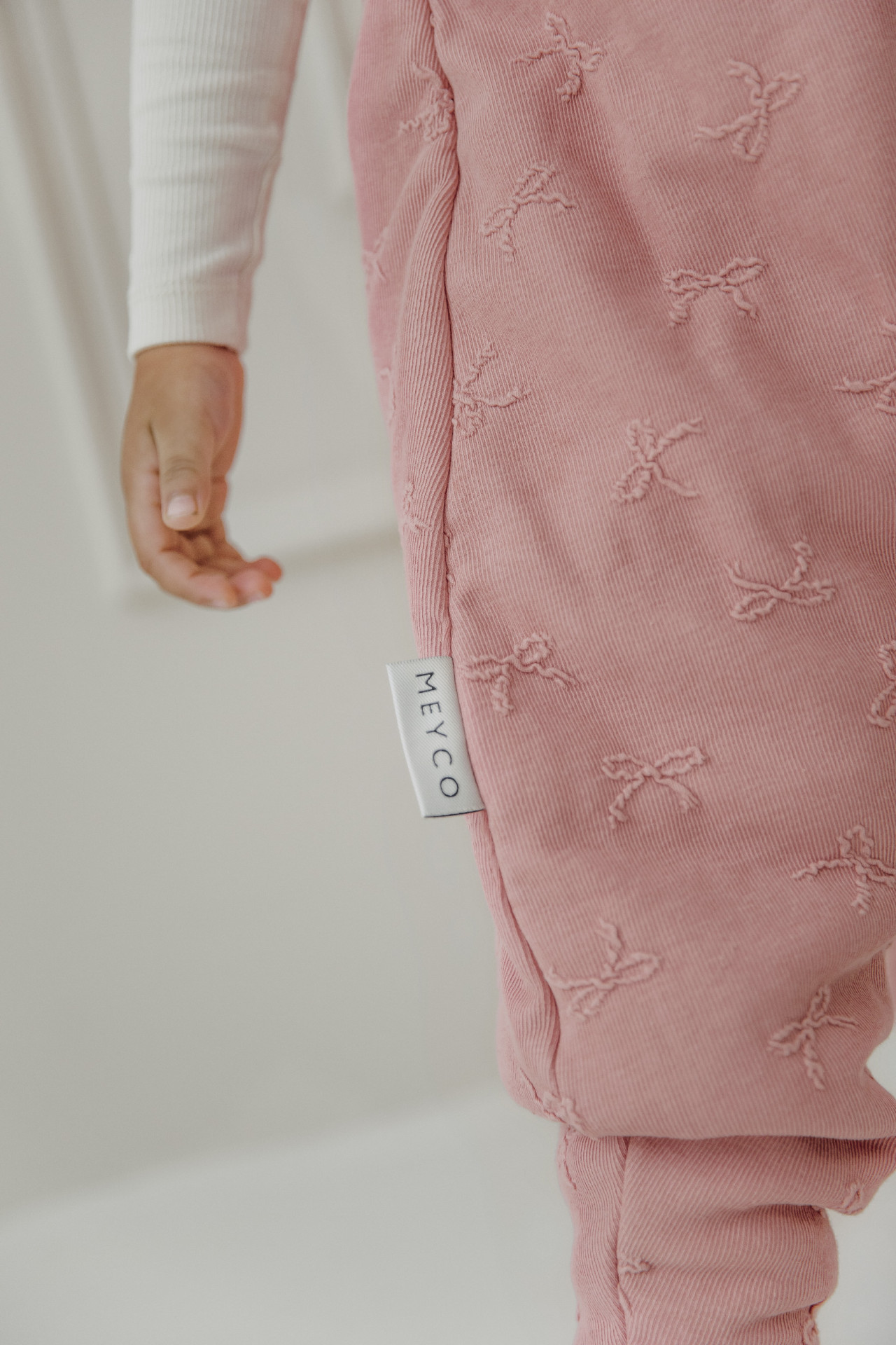 MEYCO Žakárový Jumper Bow Rose