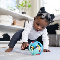 BABY EINSTEIN Hračka senzorický míč s kousátkem Rattle & Sense™ 3m+