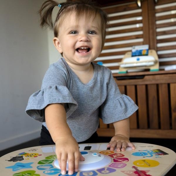 BABY EINSTEIN Stolek aktivní hudební Magic Touch™ HAPE 6m+