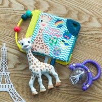 Vulli Dárkový set: žirafa Sophie + knížka + chrastítko