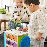 BABY EINSTEIN Hračka dřevěná aktivní kostka Innovation Station HAPE 12m+