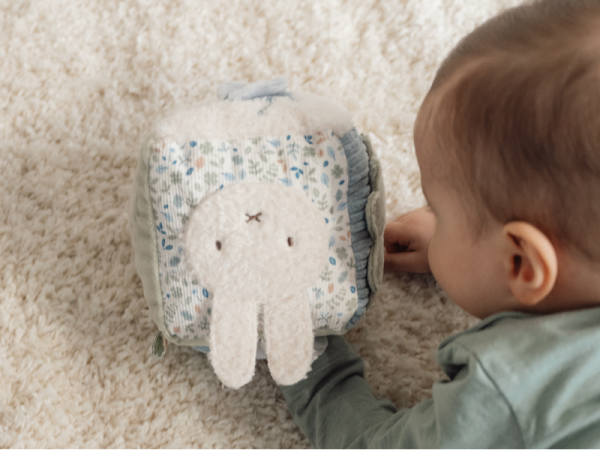 LITTLE DUTCH Kostka textilní s aktivitami králíček Miffy