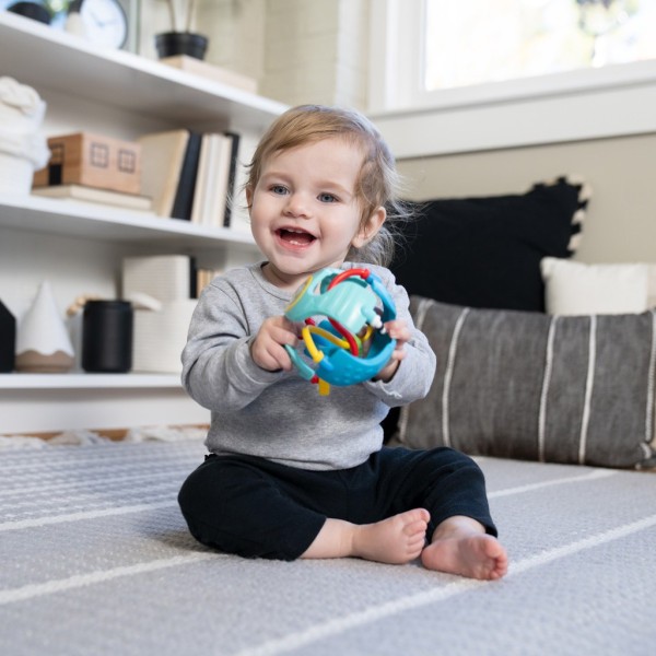 BABY EINSTEIN Hračka senzorický míč s kousátkem Rattle & Sense™ 3m+