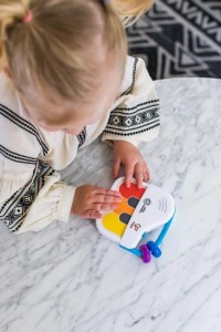 BABY EINSTEIN Hračka dřevěná hudební mini klavír Magic Touch HAPE 3m+