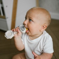 BABYONO Chrastítko s kousátkem 3m+ Bee