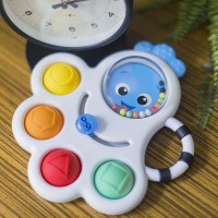 BABY EINSTEIN Hračka senzorická chrastítko a kousátko Opus 's Shape Pops ™ 3m +