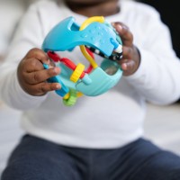 BABY EINSTEIN Hračka senzorický míč s kousátkem Rattle & Sense™ 3m+