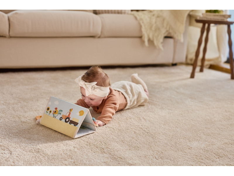 TINY LOVE Knížka s aktivitami pro hru na bříšku Farmers Funday