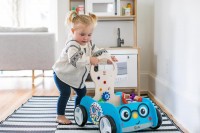 BABY EINSTEIN Hračka dřevěná aktivní vlečka Discovery Buggy HAPE 12m+