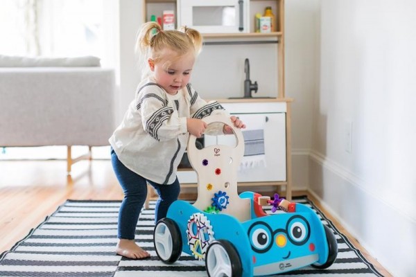 BABY EINSTEIN Hračka dřevěná aktivní vlečka Discovery Buggy HAPE 12m+