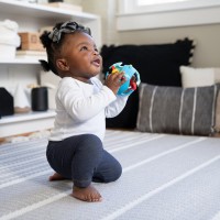 BABY EINSTEIN Hračka senzorický míč s kousátkem Rattle & Sense™ 3m+