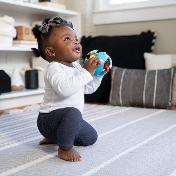 BABY EINSTEIN Hračka senzorický míč s kousátkem Rattle & Sense™ 3m+