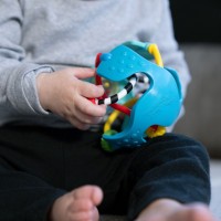 BABY EINSTEIN Hračka senzorický míč s kousátkem Rattle & Sense™ 3m+