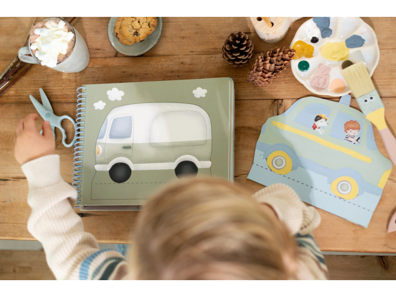 LITTLE DUTCH Kniha s vystřihovacími auty Jim