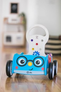 BABY EINSTEIN Hračka dřevěná aktivní vlečka Discovery Buggy HAPE 12m+